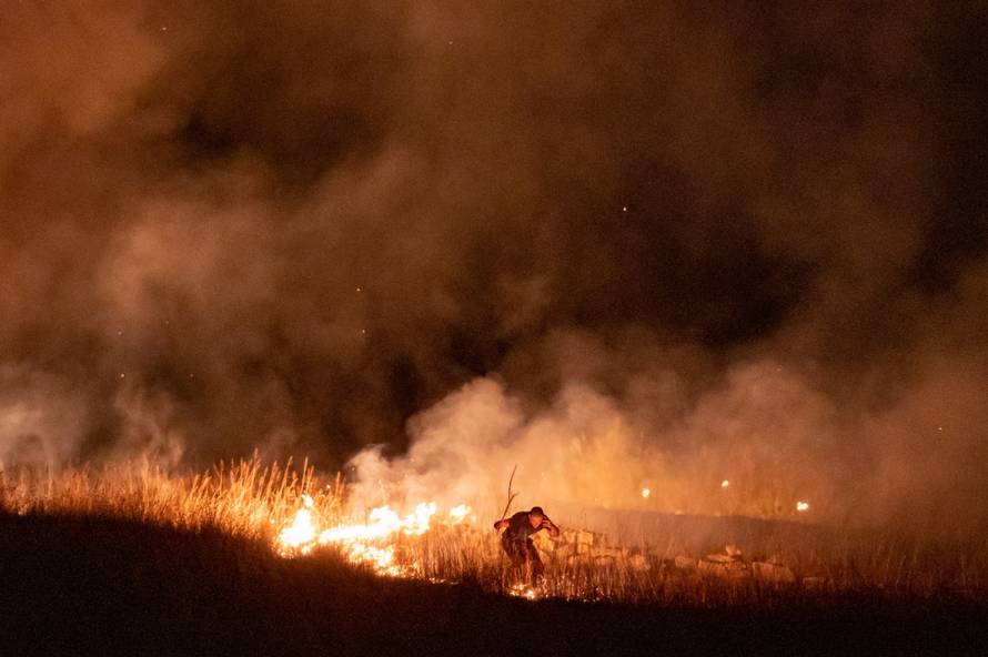 VIDEO Ovo je požar kod Zadra iz aviona, vatrogasci su se borili cijelu noć: 'Obranili smo kuće'