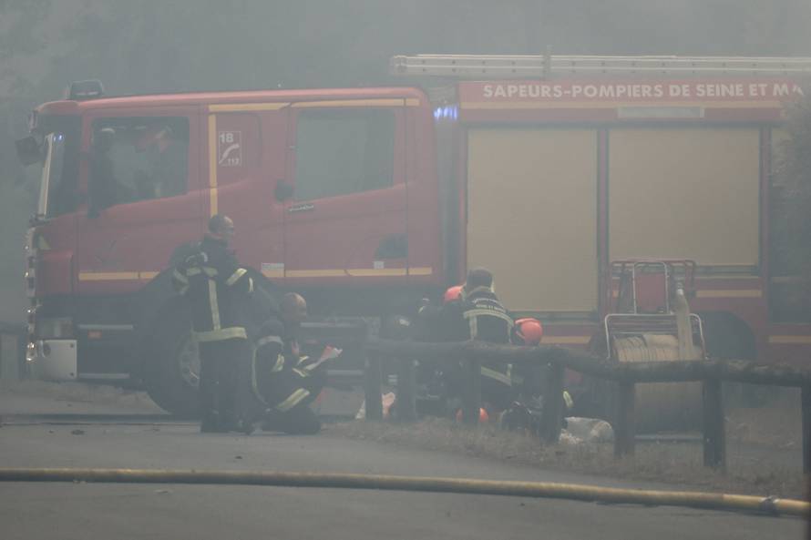 storyeditor/2026-07-24/2026-07-23t192700z-690742820-rc2ujmampp7w-rtrmadp-3-europe-weather-france-wildfire.jpg