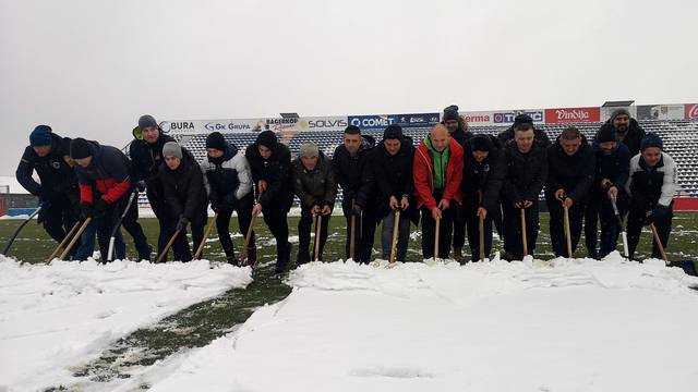 Snijeg u Varaždinu čistili su svi! Trener, predsjednik i direktor. A onda su skočili u dućan po boju