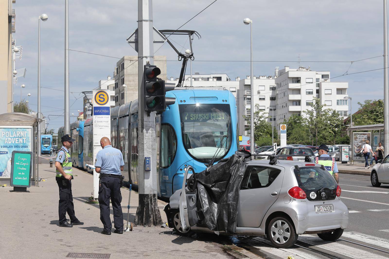 Zagreb: Automobilom u Dubravi naletio na pješakinju i zabio se u rasvjetni stup te poginuo