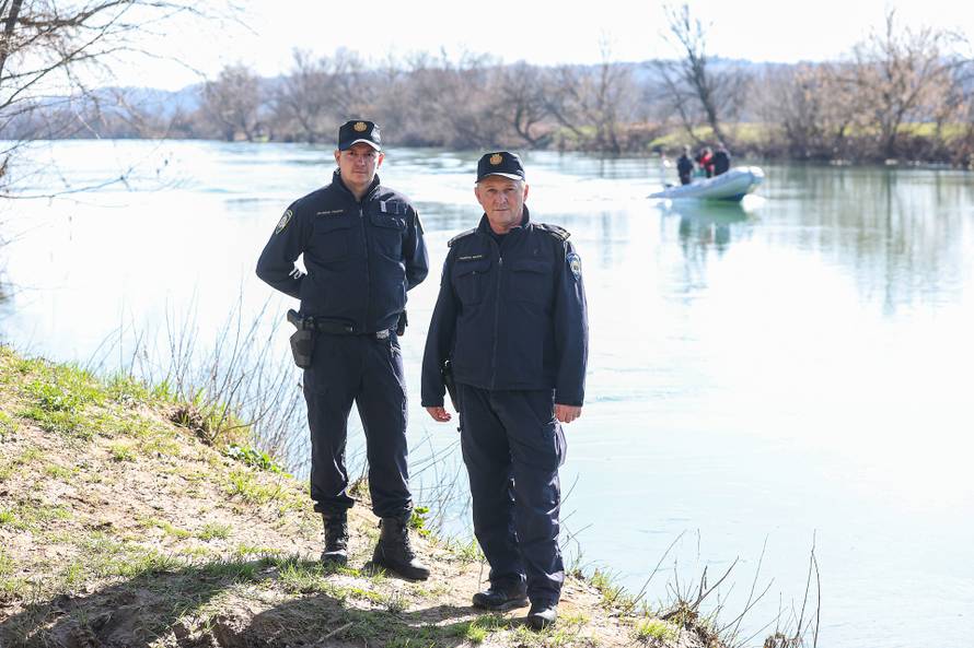 24sata Hrvatska Kostajnica: Policajci koji su prvi pronašli migrante koji su spašeni iz rijeke Une