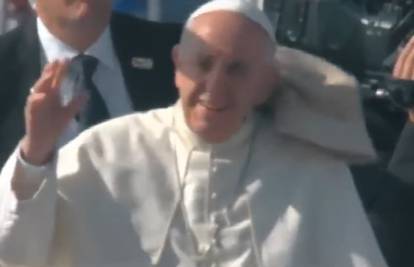 Papu u Čileu pogodili u glavu, srećom doletjela je samo kapa
