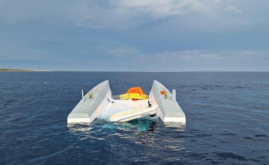 Pune ruke posla za spasioce na moru: Prevrnuo se katamaran, spašavali turiste s brodica...