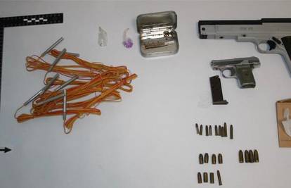 Kod mladića u Imotskom našli detonatore i drogu, muškarac (79) skrivao je arsenal oružja...