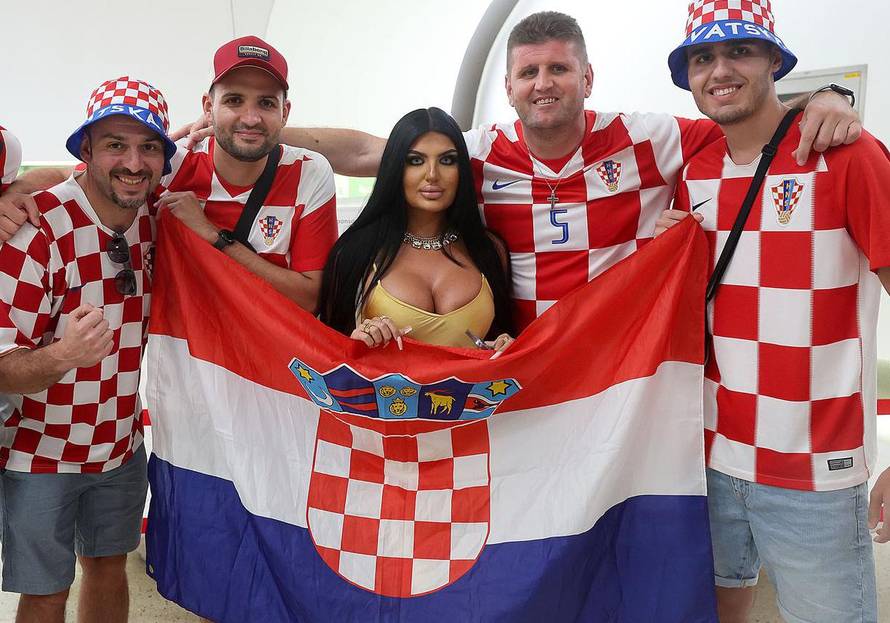 KATAR 2022 - Djevojka zanimljivog izgleda zasjenila navijače u kockastim dresovima