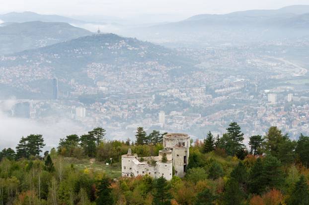 Pogled iz zraka na najpoznatiji sarajevski opservatorij Bistrik kula na Trebeviću