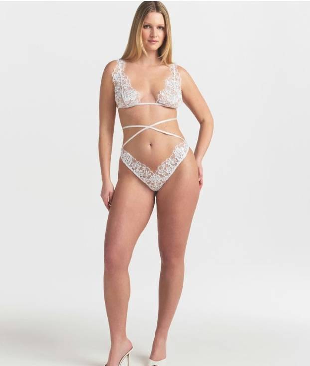 FOTO Golišave mladenke po mjeri Kardashianke: Pogledajte kolekciju koja veo nosi na tange