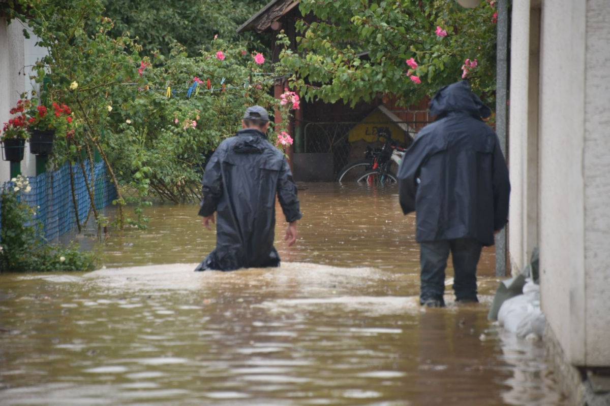 Potop na području Našica, sela i polja pod vodom: 'Starica je dva dana bila zarobljena u kući'