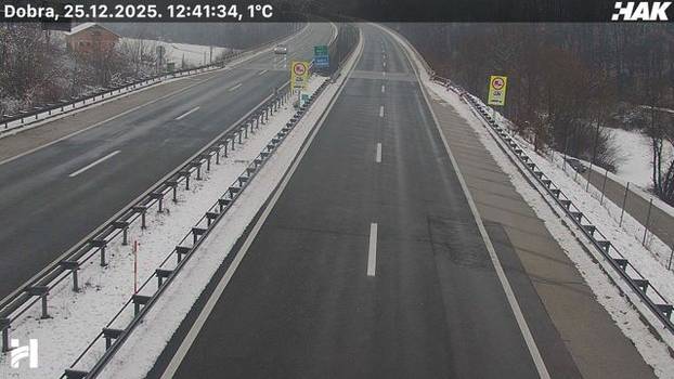 FOTO Pogledajte kakvo je stanje na cestama u Hrvatskoj: Snijeg u Lici, sunce 'provirilo' na jugu