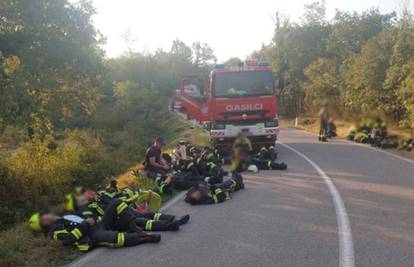 Iscrpljeni heroji legli su po cesti:  Požar u Sloveniji tijekom noći gasilo je čak 800 vatrogasca...