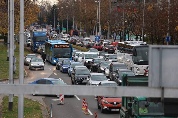 Zagreb: Velike gužve zbog zatvaranja prometnica u blizini zgrade Vjesnika