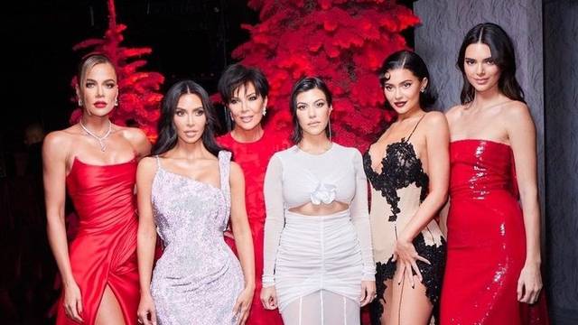 Kim Kardashian prozvali zbog obiteljske fotke: 'Ovo je suludo. Izgledate kao da trebate pomoć'