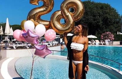 'Fit i preplanula': Sandra se za rođendan skinula u seksi bikini