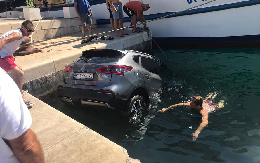 Zaboravio podići ručnu: Auto  mu je na Visu završio u moru