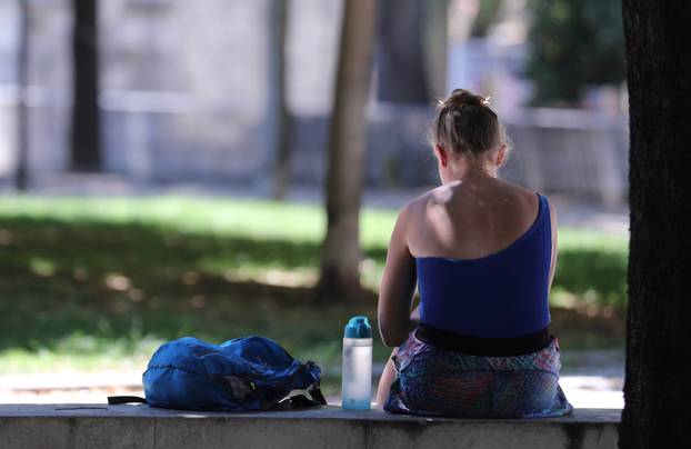 Split: Građani i turisti provode vrijeme u hladovini i traže osvježenje u fontanama