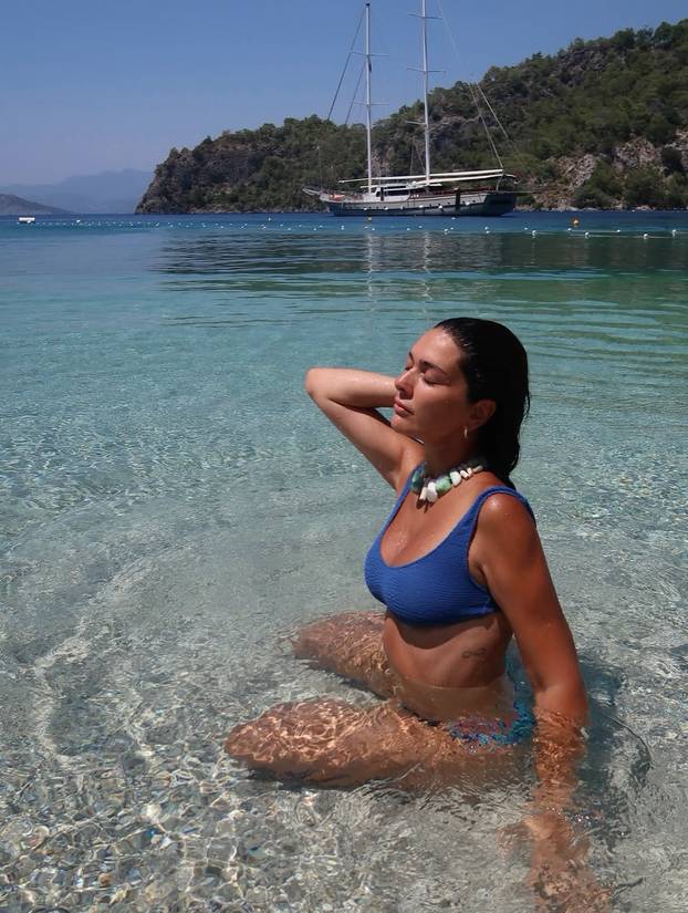 FOTO Sjećate li se 'Šeherezade'? Objavila je fotografije u badiću, pogledajte kako danas izgleda