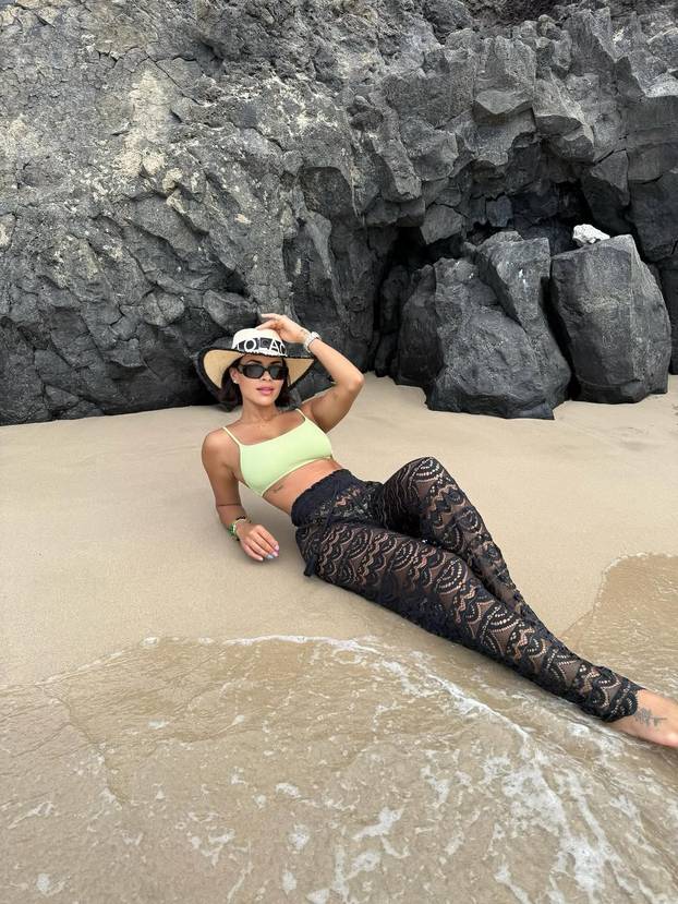 FOTO Zaljubljena je u sebe: 'Dečko mi ne treba, dovoljno mi je pogledati se u ogledalo'