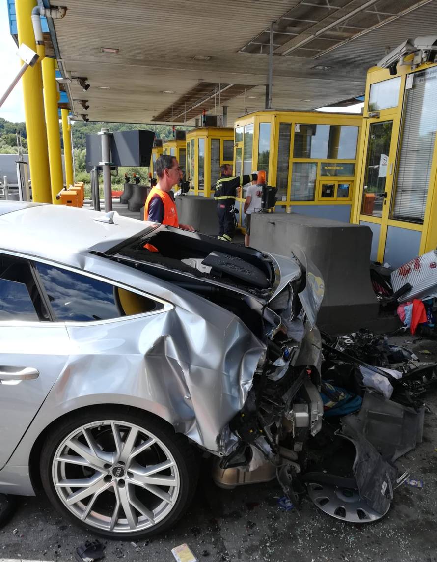 Kaos na kućicama: U nesreći smrskali auto, spašavali 4 ljudi