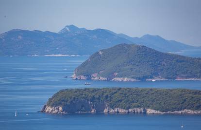 Fekalnim vodama onečišćeno je more na plaži na otoku Koločep