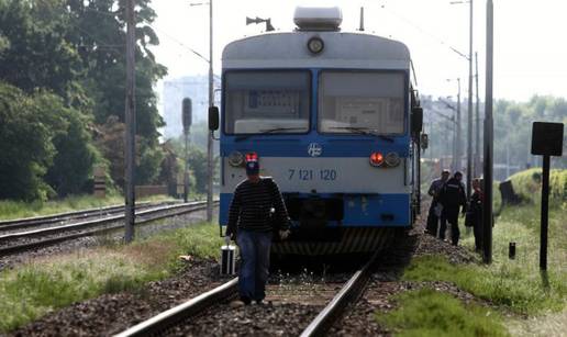 Manevarska lokomotiva se na pruzi zabila u metalnu bačvu