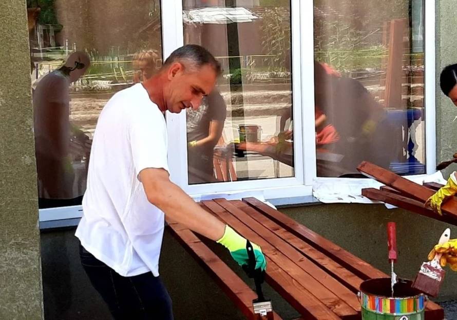 Busovača: Da budu sigurniji od korone, nastavnici za đake uredili učionicu na otvorenom