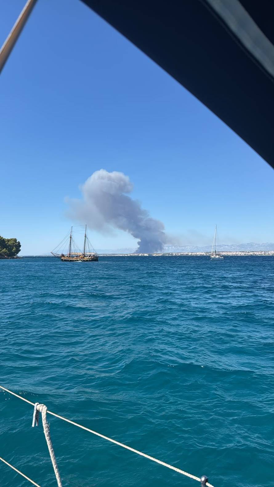 VIDEO Lokalizirali požar kod Zadra, a  kod Ninskih Stanova van kontrole. Stigli i kanaderi