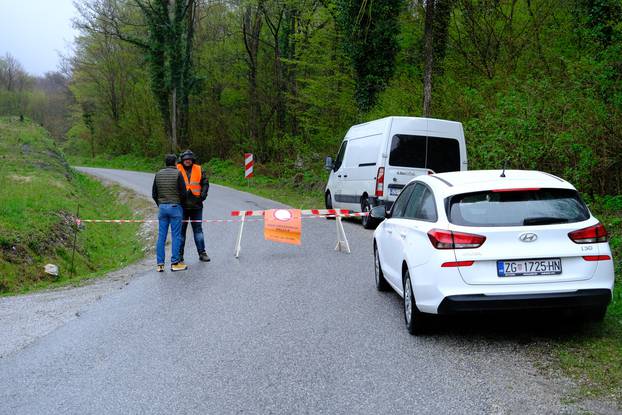 Zatvorena cesta u blizini Lobora prema mjestu nesreće u kojoj je poginuo vozač WRC-a Craig Breen
