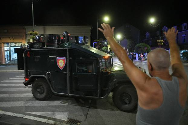 Valjevo: Grupa maskiranih muškaraca u prosvjedu zapalila prostor Gradske uprave