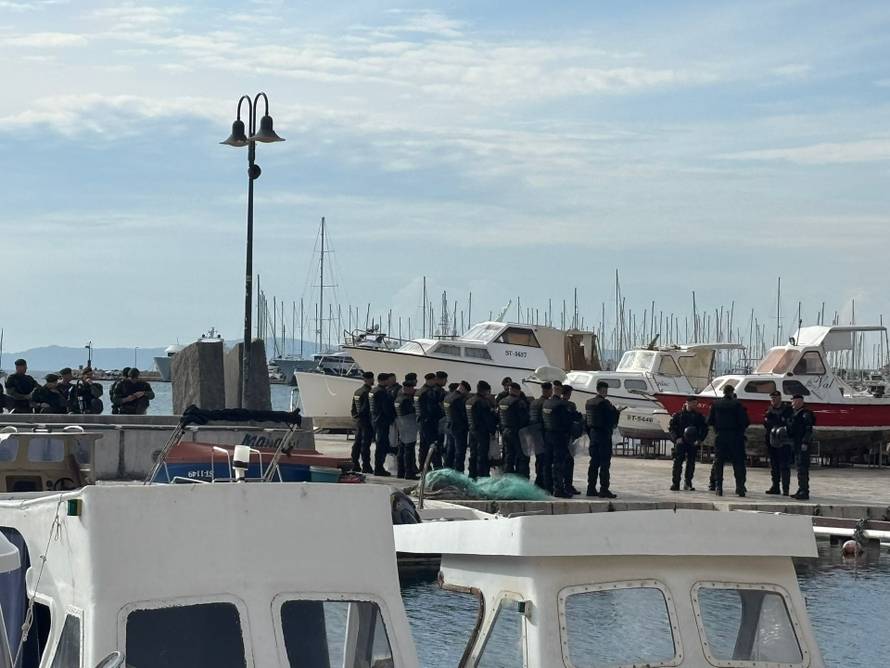 FOTO Gotov prosvjed na Rivi: Torcidaši su došli pred zgradu suda i urlali 'Za dom spremni'