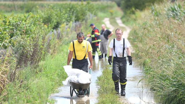 Drnje: Rekordan vodostaj rijeke Drave gdje stanovnici rade zečje nasipe