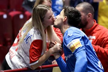 Malmo: Hrvatski rukometa&scaron;i ipak najvi&scaron;e vole proslavu ulaska u polufinale uz poljupce svojih partnerica i zagrljaje obitelji