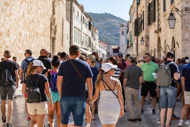 25.09.2021., Dubrovnik - Kraj rujna u Dubrovniku. Velike grupe turista u obilasku grada. Photo: Grgo Jelavic/PIXSELL