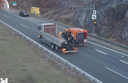 Zbog nesreće na A6 u smjeru Zagreba vozi se jednim trakom