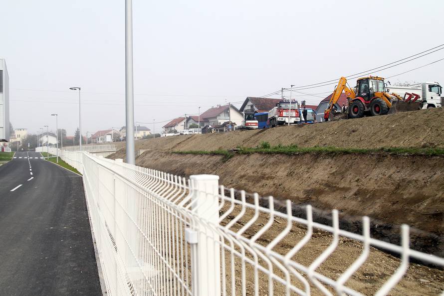 Popucalo parkiralište, klizište prijeti tek otvorenoj školi!