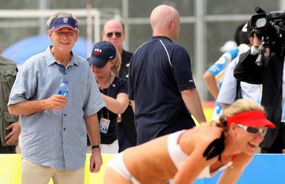 G. Bush pregledao djevojke prije nastupa na Olimpijadi