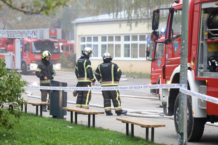 VIDEO Osnovna škola u Zagrebu gorjela više od dva sata, jedan vatrogasac je lakše ozlijeđen