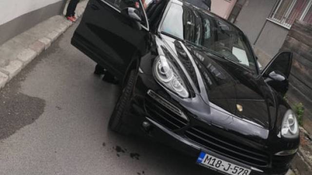Porscheom bježao policiji, kad su ga zaustavili izvukao pištolj