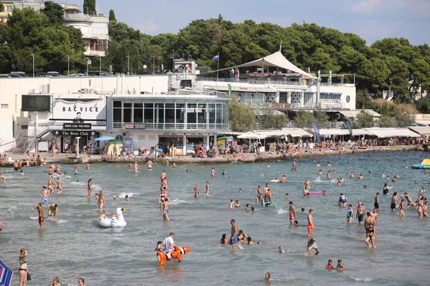 Split: Brojni kupaÄi na BaÄvicama potraÅ¾ili osvjeÅ¾enje od visokih 35 stupnjeva Celzijevih