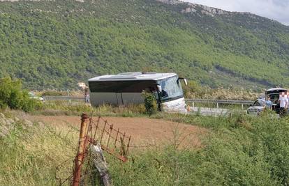 Poljski autobus sletio s ceste na Pelješcu, nitko nije ozlijeđen