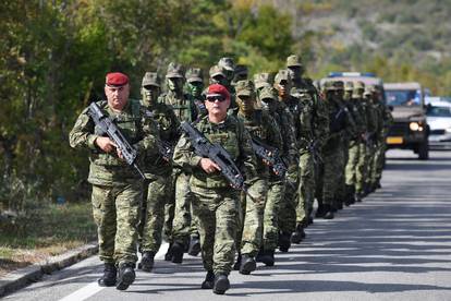 FOTO Maskirani vojnici s punom opremom hodali do Knina