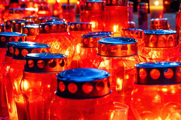 Pula: Obilazak grobova noću uoči blagdana Svih svetih