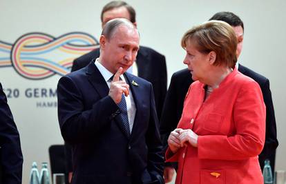 Putin pokušao nešto objasniti Merkel, ona zakolutala očima
