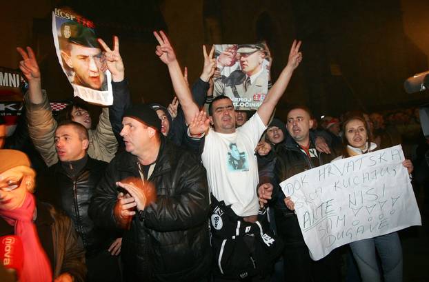 ARHIVA - Zagreb: Prosvjedi diljem zemlje zbog uhićenja Gotovine, razbijen i prozor na zgradi Vlade