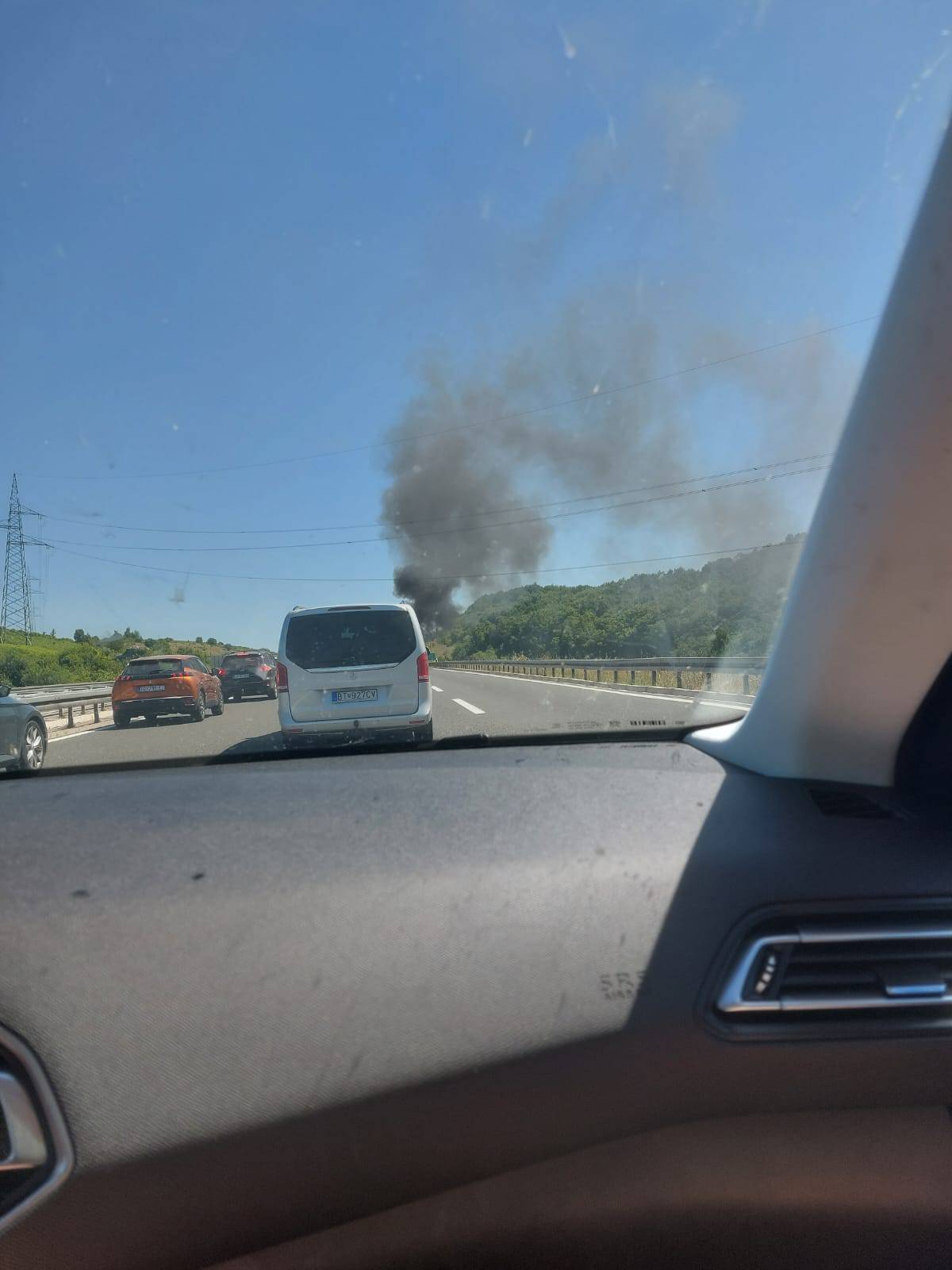 VIDEO Kolone na autocesti, auto u plamenu, zapalio se u vožnji