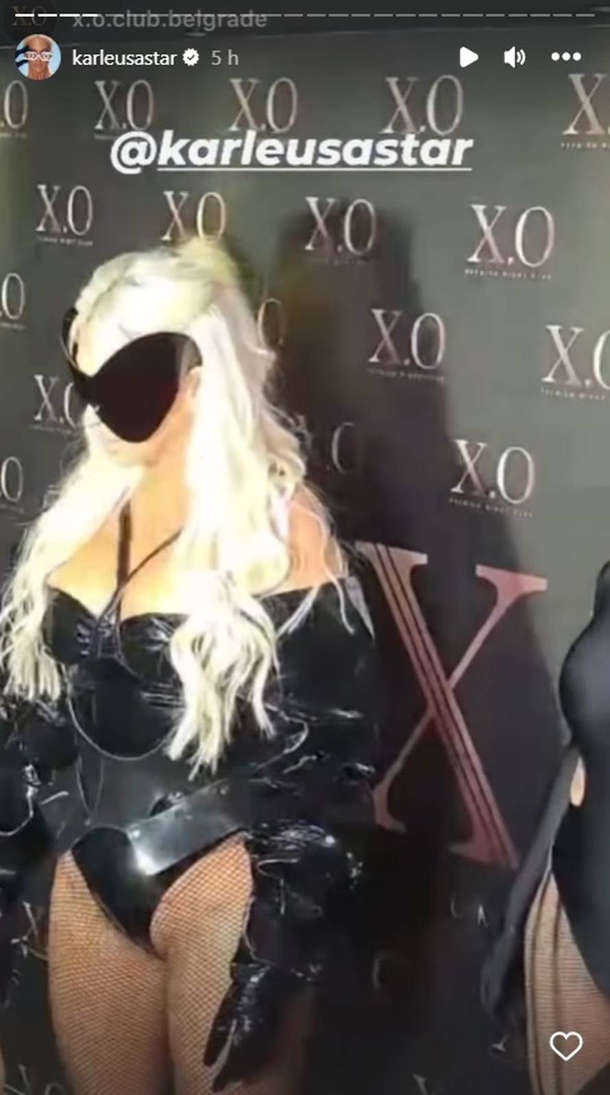 Karleuša u Beogradu nastupala s naočalama koje su joj prekrile lice, spomenula i supruga Duška