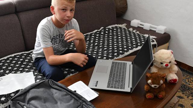 Tuzla/ Selo Brlosci - Redakcija 24sata poklonila je laptop dječaku Zuhdiji Aliću.