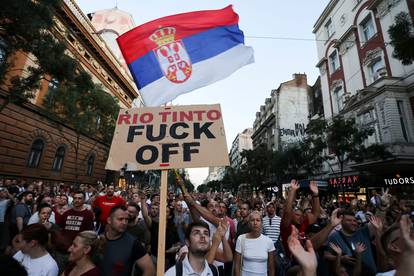 FOTO Tisuće ljudi izašlo na ulice Beograda, blokirali i autocestu. Premijer ih nazvao kukavicama