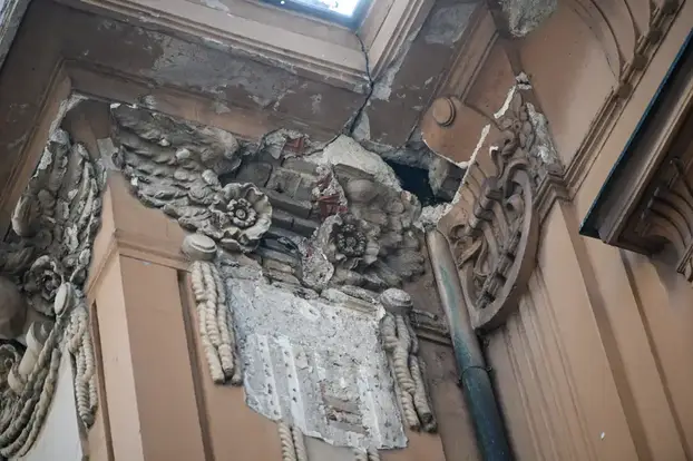 Gurtnama i mrežama zaštitili kipove na zagrebačkoj zgradi. S nje godinama padaju komadi...