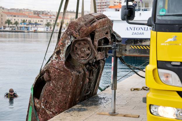 Zadar: Izvlačenje auta koji je 18 godina bio u moru