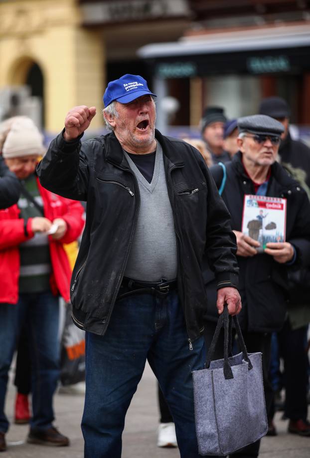 Zagreb, Prosvjed umirovljenika protiv siromaštva, korupcije i kriminala na glavnom gradskom Trgu